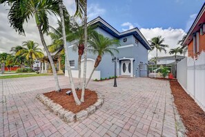 Property grounds - Buergo's Place (Miami)