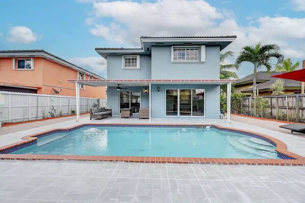 Outdoor pool, a heated pool - Buergo's Place (Miami)