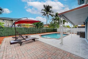 Outdoor pool, a heated pool - Buergo's Place (Miami)