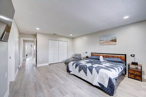 4 bedrooms, desk, iron/ironing board, travel crib - Buergo's Place (Miami)