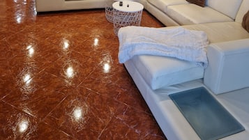 Een smart-tv en een open haard