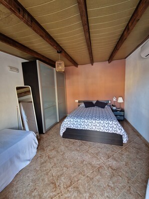 4 bedrooms, iron/ironing board, free WiFi, bed sheets