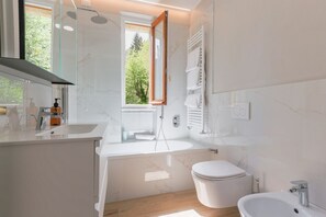 Douche, sèche-cheveux, bidet, shampoing