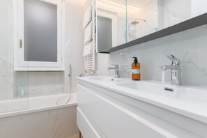 Douche, séchoir à cheveux, bidet, shampooing