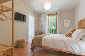 3 habitaciones, tabla de planchar con plancha, wifi y ropa de cama 