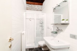 Dusj, hårføner og bidé