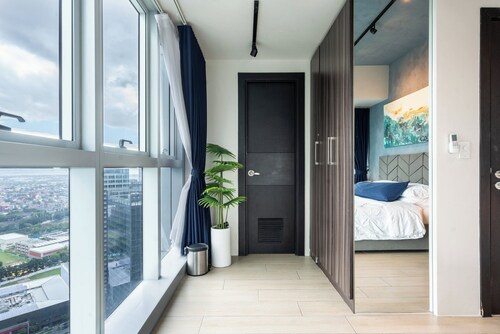 The Executive Slate Suite @ Uptown Parksuites