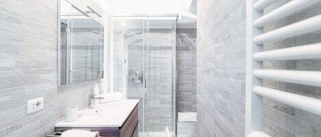Douche, sĂšche-cheveux, bidet