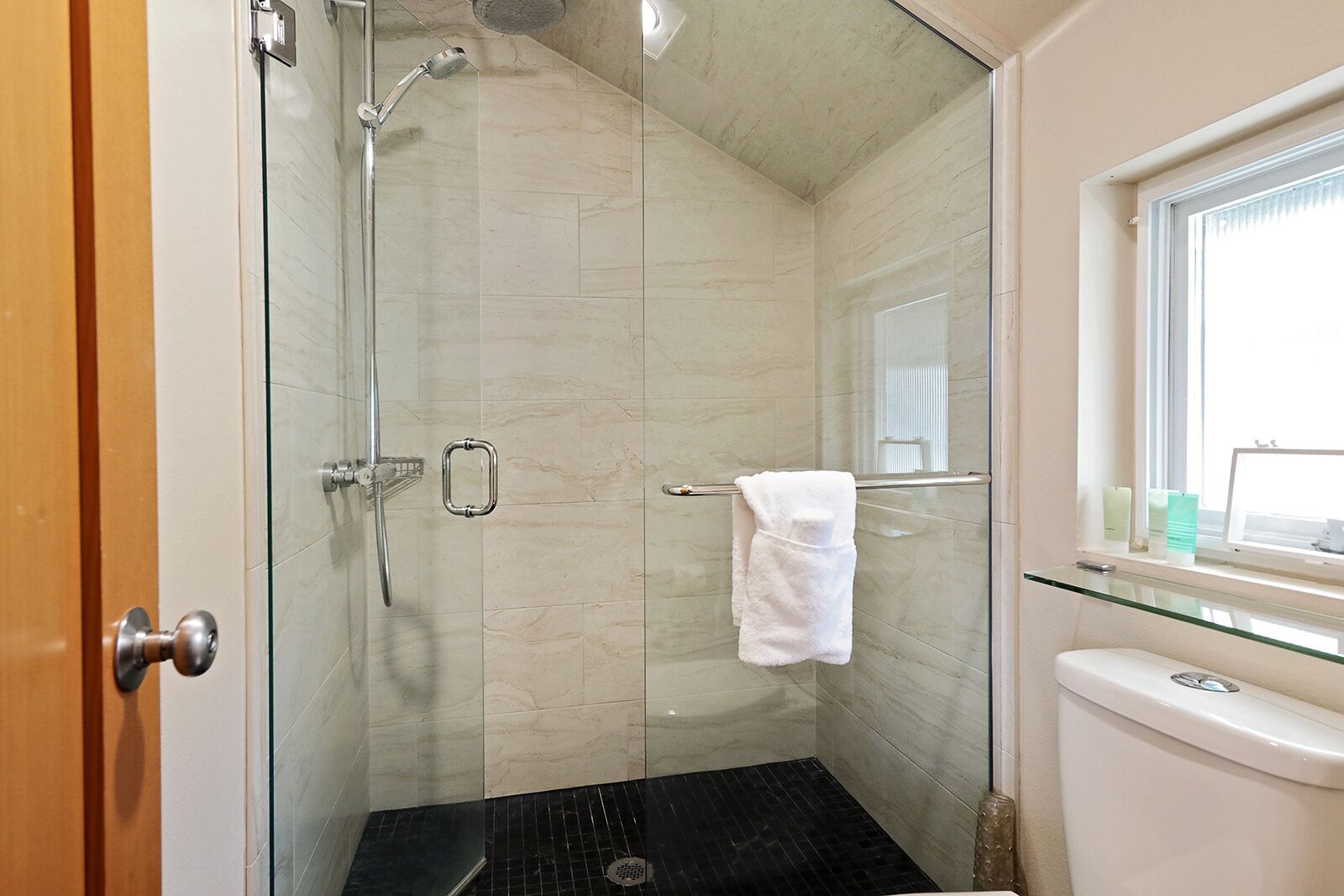 Shower, hair dryer, towels, shampoo