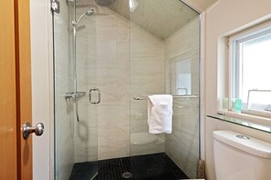 Douche, séchoir à cheveux, serviettes fournies, shampooing
