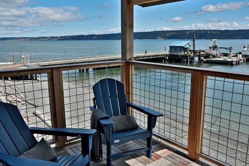 Waterfront 2 bedroom condo - private deck offering spectacular views