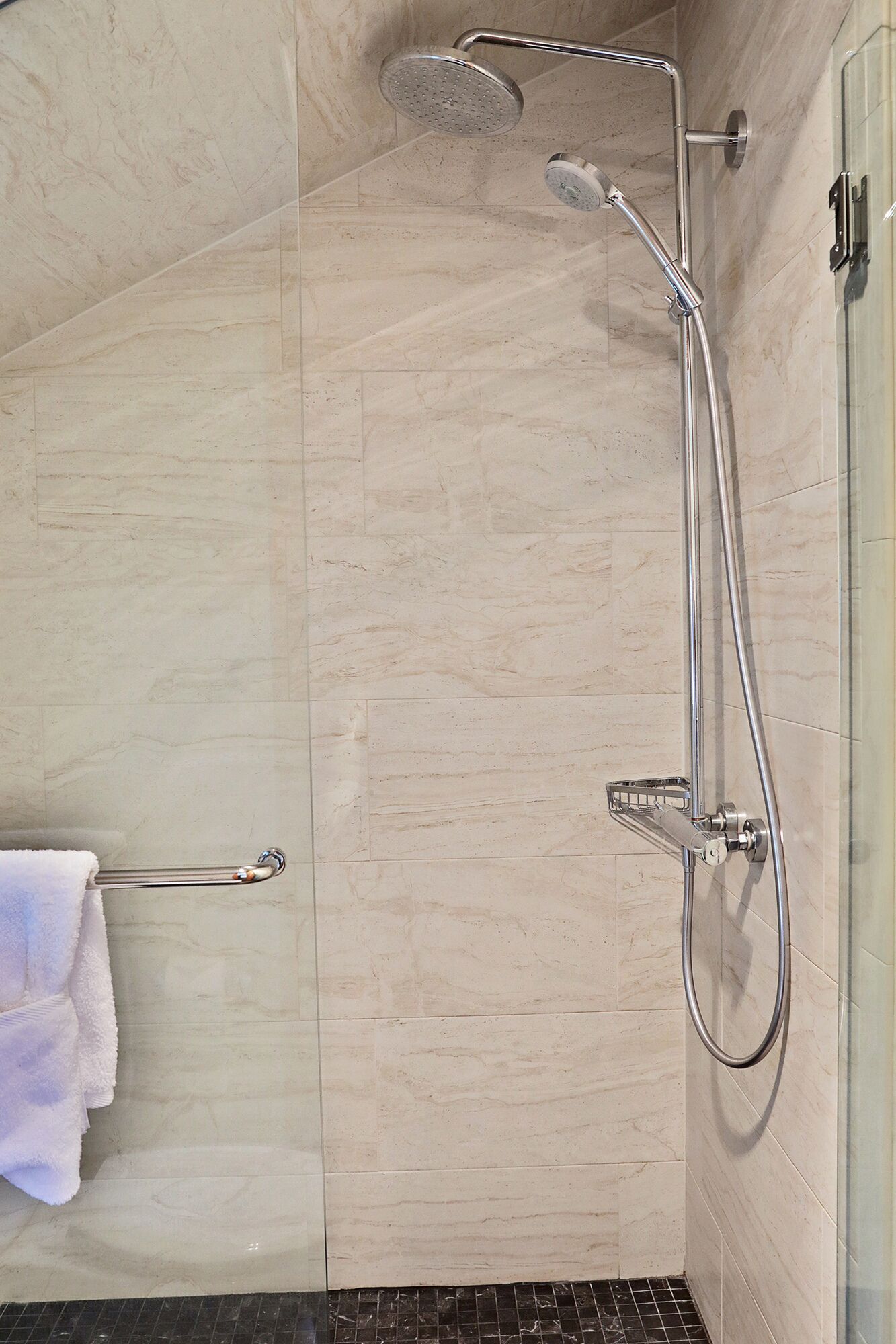 Regadera, secadora de cabello, toallas 