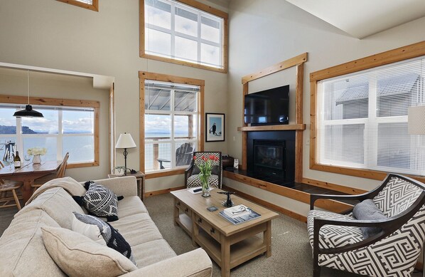 Télévision, cheminée, livres