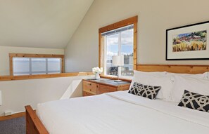 1 bedroom, iron/ironing board, WiFi, bed sheets - Waterfront 2 bedroom condo - private deck offering spectacular views (Langley)