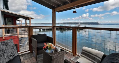 Waterfront 2 bedroom condo - private deck offering spectacular views