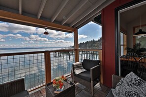 Property grounds - Waterfront 2 bedroom condo - private deck offering spectacular views (Langley)