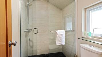 Douche, sĂšche-cheveux, serviettes fournies, savon