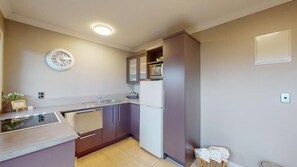 Työpöytä, pimennysverhot, äänieristys, ilmainen Wi-Fi