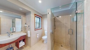 Executive Single Room | Bathroom | Shower, towels - Quantum Lodge Motor Inn (Hamilton)