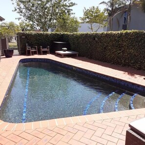 حمّام سباحة خارجي