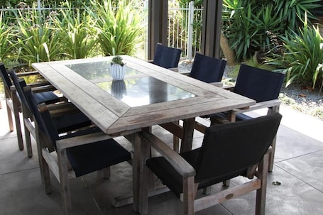 Daily continental breakfast (NZD 15.50 per person)