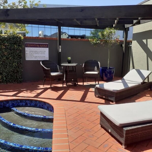 حمّام سباحة خارجي