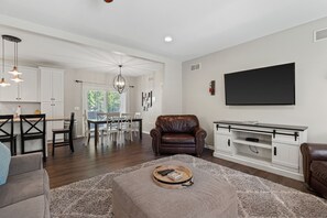 Smart TV - Huge Family Home in Lake Geneva. Sleeps 10 Pet Friendly! (Lake Geneva)