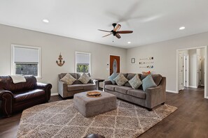 Smart TV - Huge Family Home in Lake Geneva. Sleeps 10 Pet Friendly! (Lake Geneva)