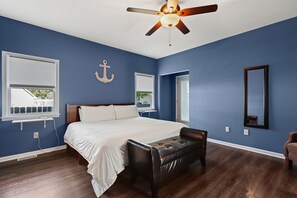 4 bedrooms, iron/ironing board, travel cot, WiFi - Huge Family Home in Lake Geneva. Sleeps 10 Pet Friendly! (Lake Geneva)