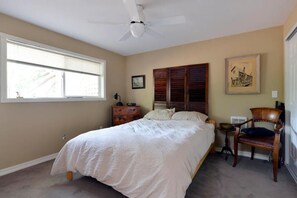 1 soverom, safe på rommet, skrivebord og strykejern/-brett