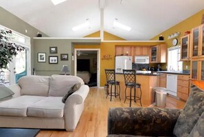 Smart TV, fireplace, stereo