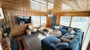 Smart TV, videogames, pebolim, livros