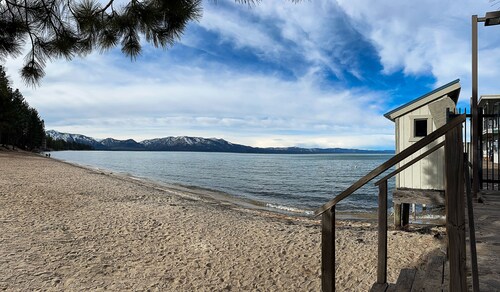 Cozy Central 4 BR Cabin, with Game Loft, Spa, Walk to the Lake, Eateries, Ski!