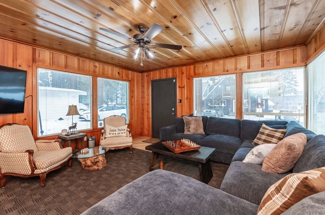 Smart-TV, Videospiele, Tischfußball, Bücher