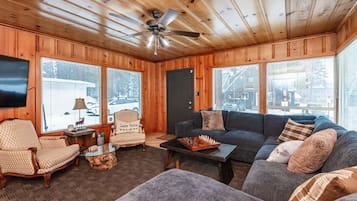 Smart-TV, Videospiele, Tischfußball, Bücher