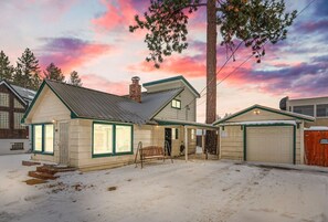 Exterior - Cozy Central 4 BR Cabin, with Game Loft, Spa, Walk to the Lake, Eateries, Ski! (South Lake Tahoe)