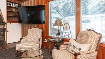 Älytelevisio, videopelejä, pöytäjalkapallopöytä, kirjoja