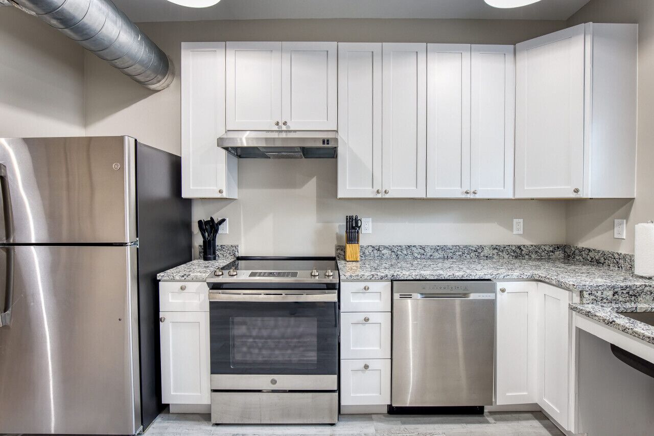 冷蔵庫、コーヒー / ティーメーカー、調理器具と食器