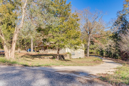 Comfortable Alabama Apartment: Pets Welcome!
