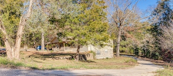 Comfortable Alabama Apartment: Pets Welcome!