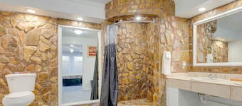 Comfortable Alabama Apartment: Pets Welcome!