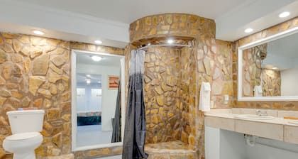 Comfortable Alabama Apartment: Pets Welcome!