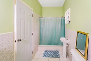 Bathroom - Scarlett Guesthouse By The Sea (Bull Bay)