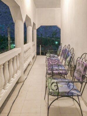Terrace/patio - Scarlett Guesthouse By The Sea (Bull Bay)