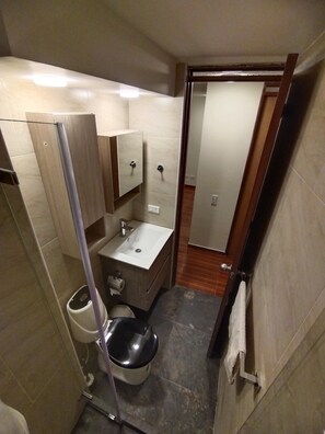 Toalhas de banho, sabonete, papel higiênico