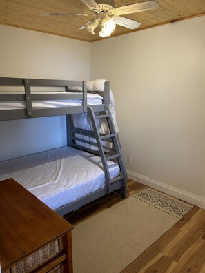 4 bedrooms, bed sheets