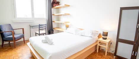 2 soverom, skrivebord, strykejern/-brett og internettilgang