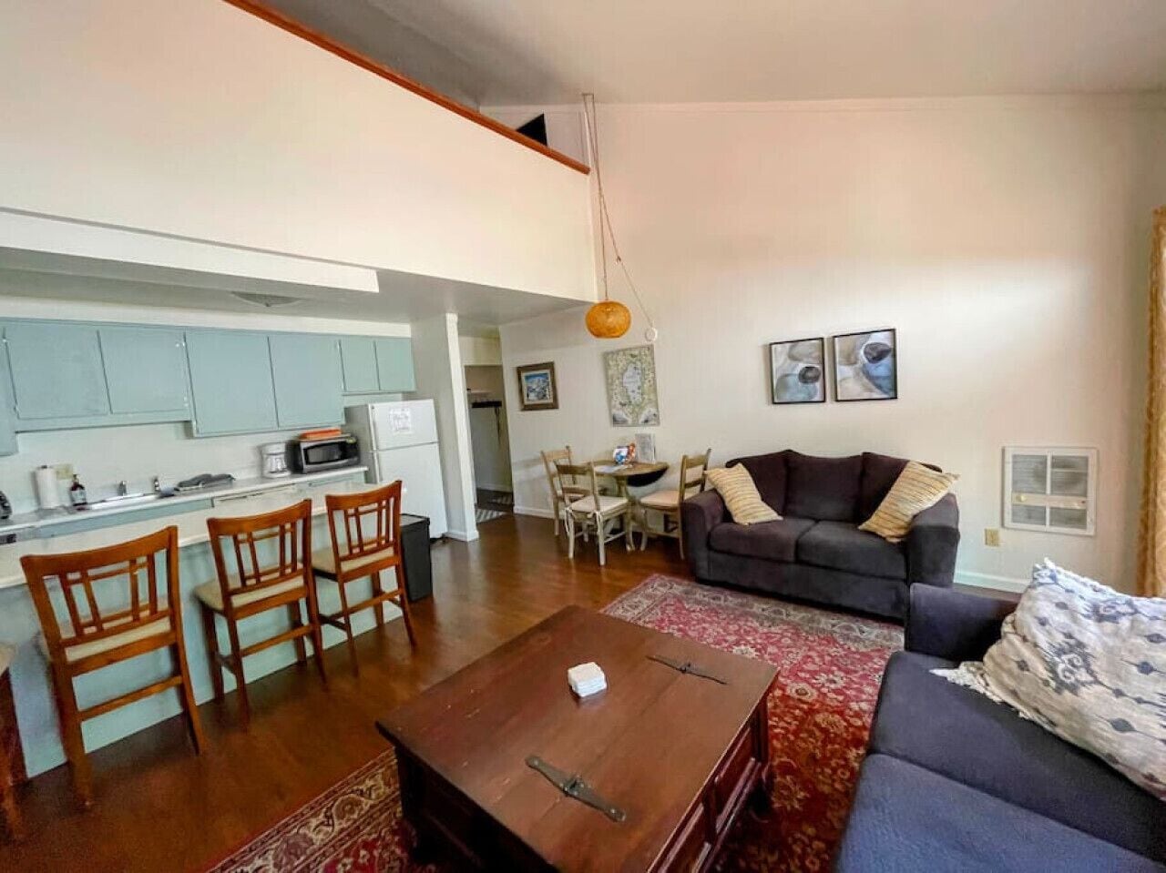 Bright & Cheery Condo 5 min to skiing!