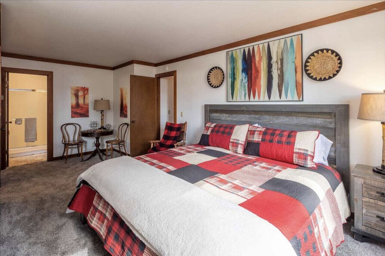 4 bedrooms, desk, iron/ironing board, WiFi