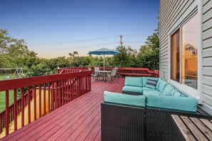 Terrace/patio - Fun-in-a-Box. 10 min to A2, great for groups.  (Ypsilanti)